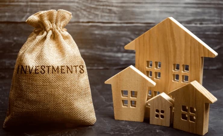 Investment bag with wooden houses